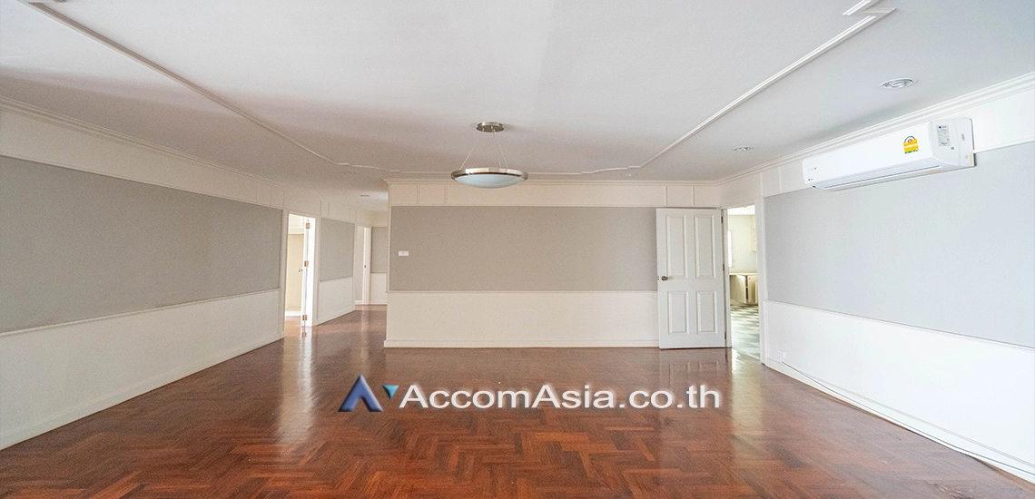 unitPet friendly |  3 Bedrooms  Apartment For Rent in Sukhumvit, Bangkok  near BTS Ekkamai (AA24554)