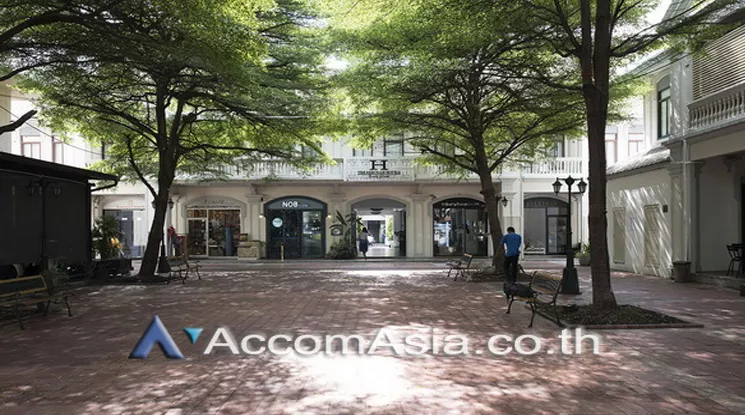 A whole floor |  Retail Space for RENT Retail / showroom  for Rent BTS Surasak in Silom Bangkok