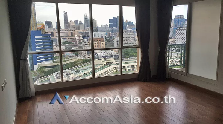  2 Bedrooms  Condominium For Sale in Ploenchit, Bangkok  near BTS Chitlom (AA24615)