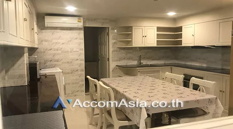  1  2 br Apartment For Rent in Sukhumvit ,Bangkok BTS Phrom Phong at Low-rise apartment, Walk 400m to BTS AA24659