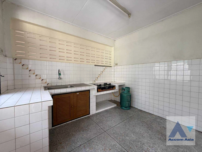 4  5 br Townhouse for rent and sale in Sukhumvit ,Bangkok BTS Ekkamai AA24676