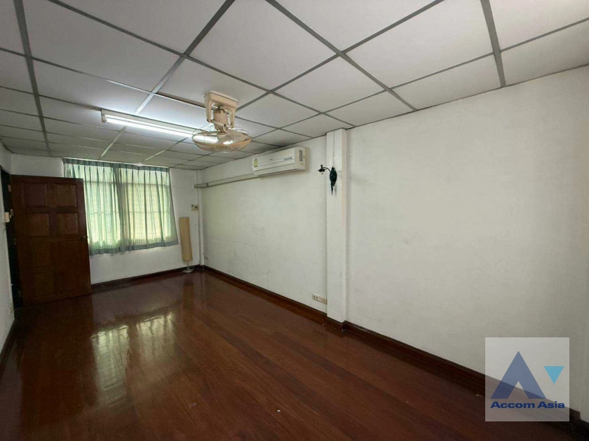 12  5 br Townhouse for rent and sale in Sukhumvit ,Bangkok BTS Ekkamai AA24676