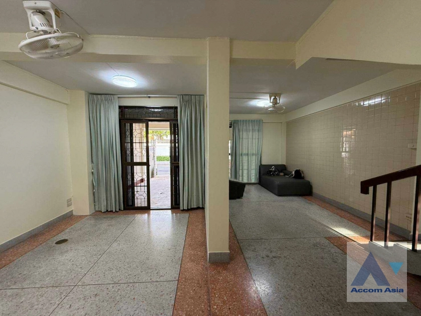 unit 5 Bedrooms  Townhouse For Rent & Sale in Sukhumvit, Bangkok  near BTS Ekkamai (AA24676)