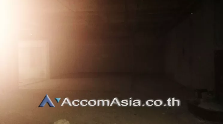 unit Retail / showroom For Rent in Sukhumvit, Bangkok  near BTS Ekkamai (AA24755)