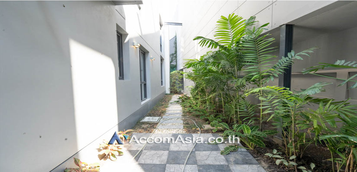 House in Compound 4 br House For Rent in bangna, Bangkok AA24775 /