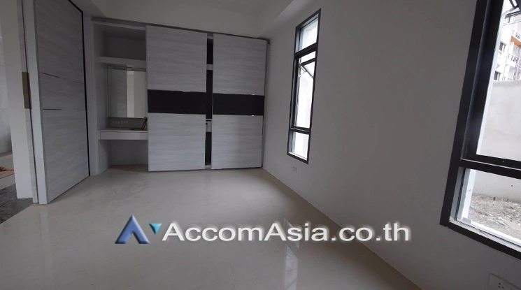  2  4 br House For Rent in Bangna ,Bangkok BTS Bang Na at House in Compound AA24776
