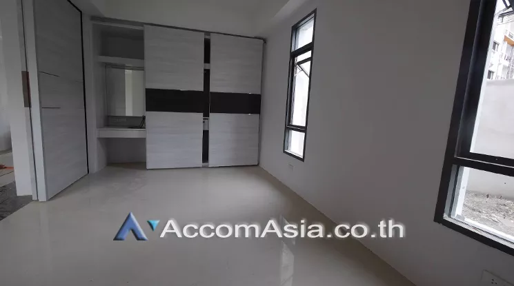  2  5 br House For Rent in Bangna ,Bangkok BTS Bang Na at House in Compound AA24779
