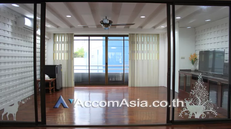 unit 4 Bedrooms  Apartment For Rent in Sukhumvit, Bangkok  near BTS Thong Lo (AA24801)
