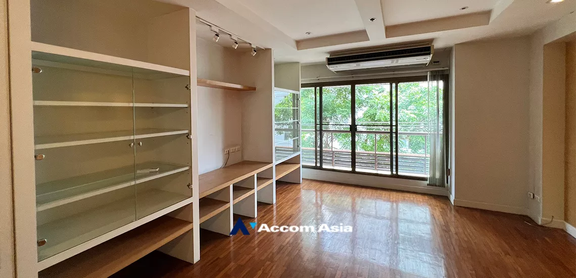  2 Bedrooms  Condominium For Sale in Ploenchit, Bangkok  near BTS Ploenchit (AA24841)