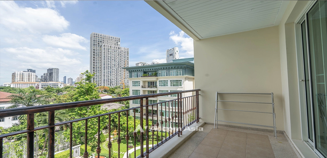unitElegant low-rise condo with garden view in Sathorn area (AA24853)