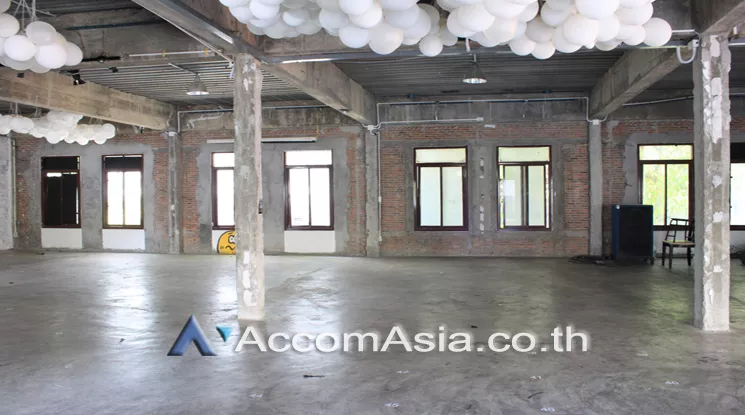 A whole floor |  Retail / showroom For Rent in Silom, Bangkok  near BTS Surasak (AA24880)