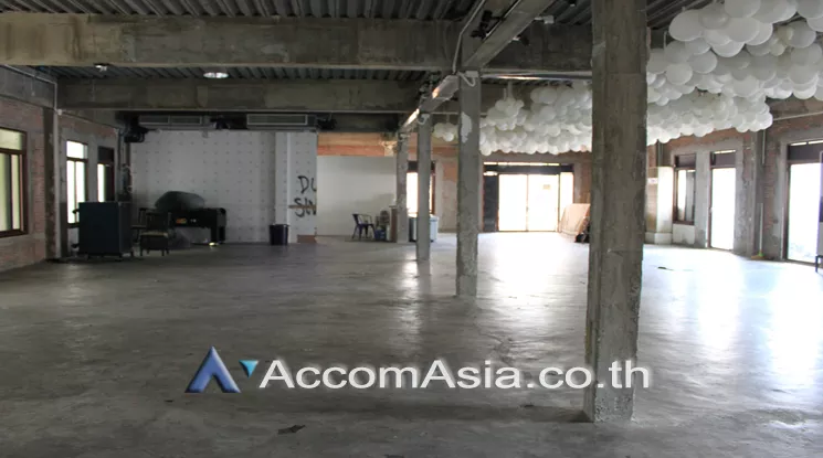  1  Retail / Showroom For Rent in Silom ,Bangkok BTS Surasak at Retail Space for RENT AA24880