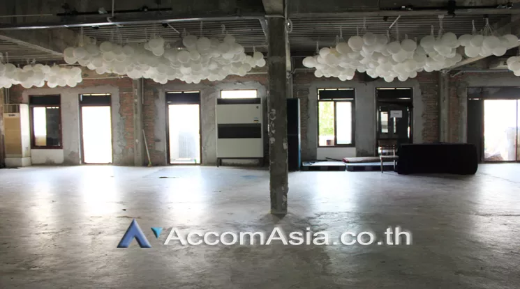 A whole floor |  Retail / showroom For Rent in Silom, Bangkok  near BTS Surasak (AA24880)