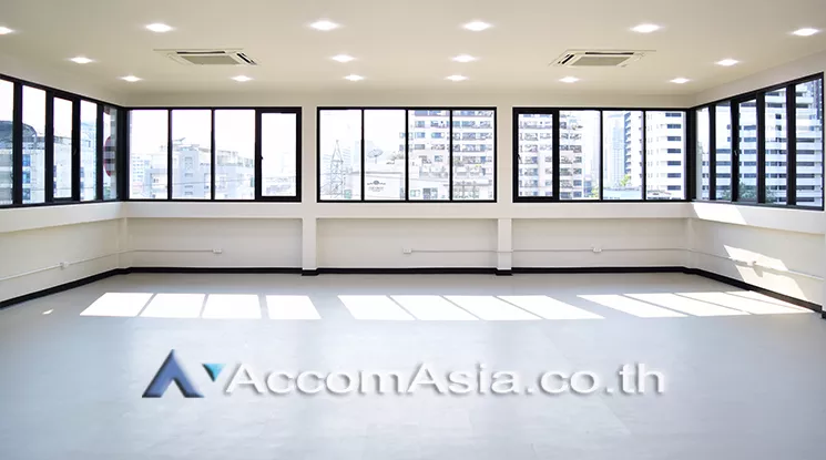 A whole floor |  Office space For Rent in Sukhumvit, Bangkok  near BTS Ploenchit (AA24881)