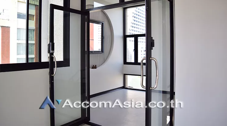 A whole floor |  Office space For Rent in Sukhumvit, Bangkok  near BTS Ploenchit (AA24881)