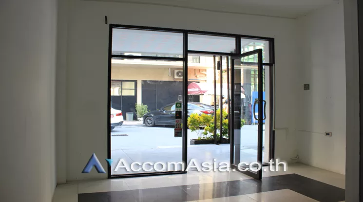 4  Retail / Showroom For Rent in Silom ,Bangkok BTS Surasak at Retail Space for RENT AA24895