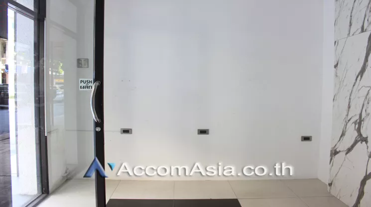 5  Retail / Showroom For Rent in Silom ,Bangkok BTS Surasak at Retail Space for RENT AA24895