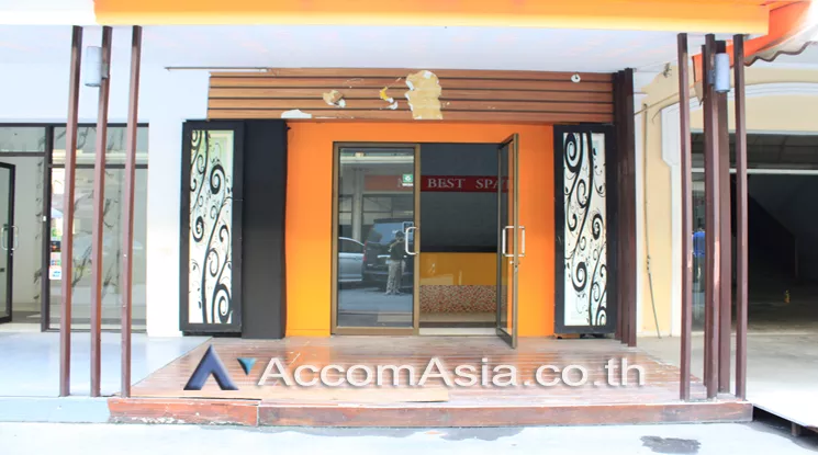  2  Retail / Showroom For Rent in Silom ,Bangkok BTS Surasak at Retail Space for RENT AA24899