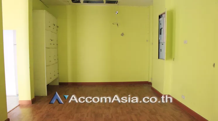 4  Retail / Showroom For Rent in Silom ,Bangkok BTS Surasak at Retail Space for RENT AA24899