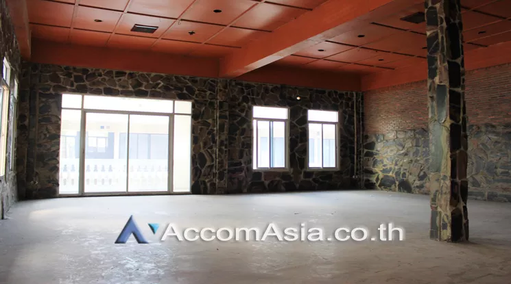 4  Retail / Showroom For Rent in Silom ,Bangkok BTS Surasak at Retail Space for RENT AA24900