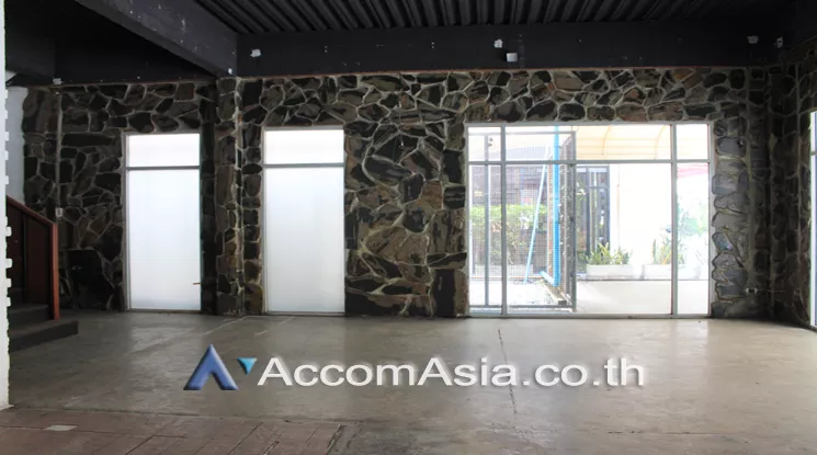 7  Retail / Showroom For Rent in Silom ,Bangkok BTS Surasak at Retail Space for RENT AA24900