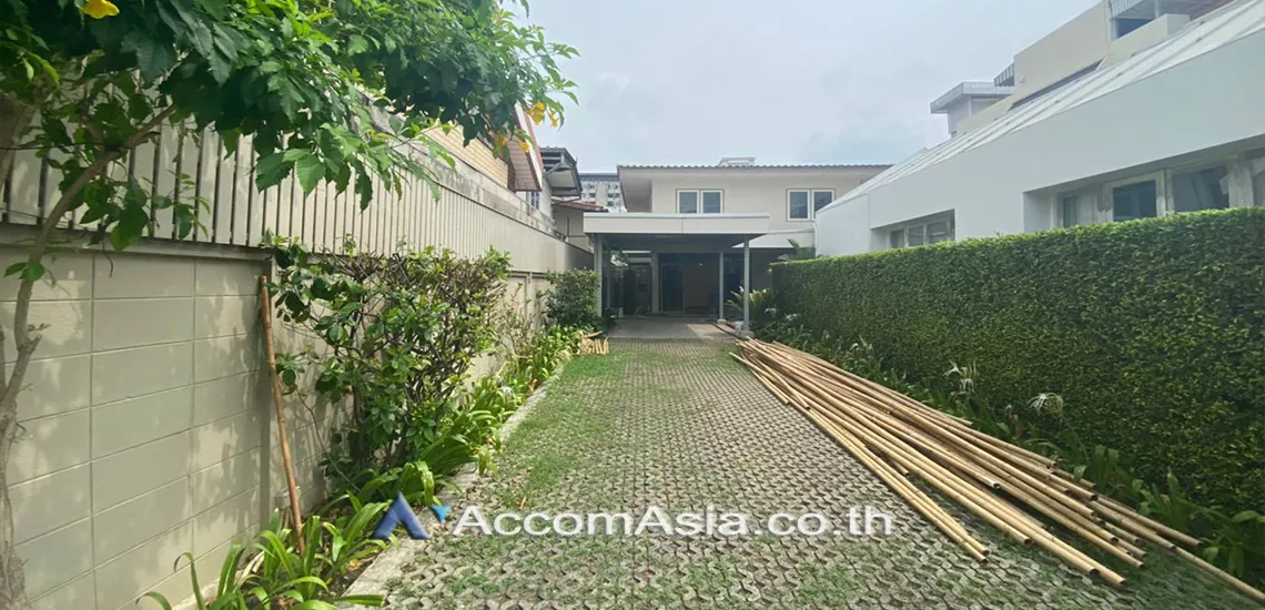  2 Bedrooms  House For Rent in Sukhumvit, Bangkok  near BTS Phra khanong (AA24944)