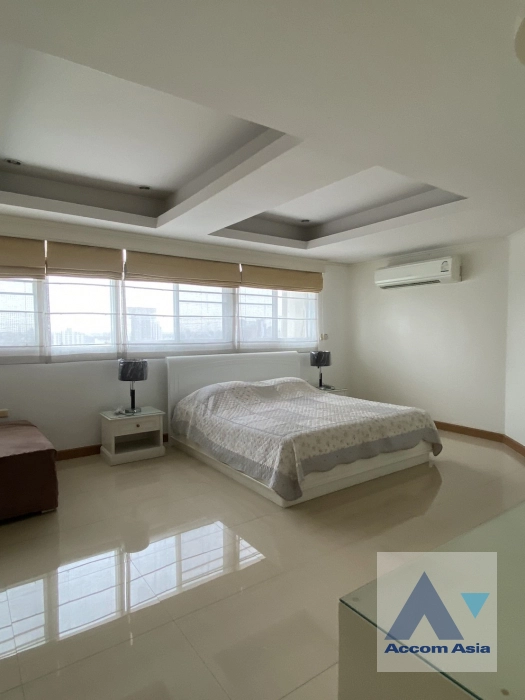 unit 3 Bedrooms  Condominium For Rent in Sukhumvit, Bangkok  near BTS Ekkamai (AA25000)