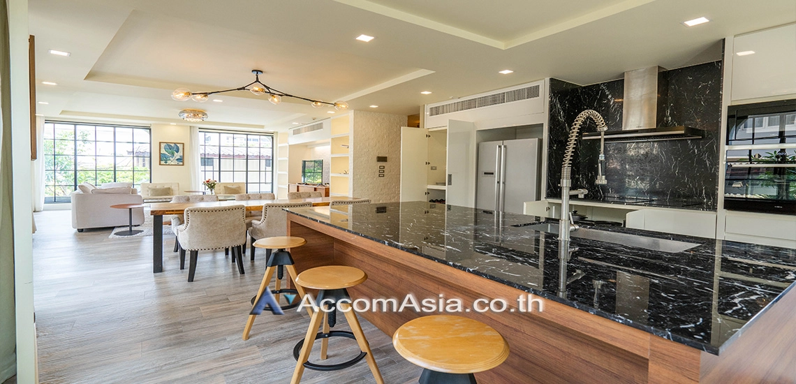 unit 3 Bedrooms  Condominium For Rent in Sukhumvit, Bangkok  near BTS Ekkamai (AA25001)