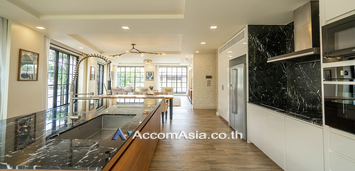 unit 3 Bedrooms  Condominium For Rent in Sukhumvit, Bangkok  near BTS Ekkamai (AA25001)
