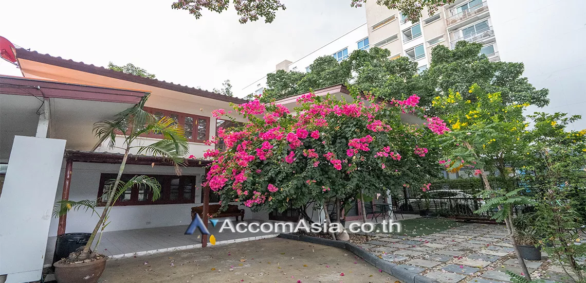 unitHome Office, Pet friendly |  3 Bedrooms  House For Rent & Sale in Sukhumvit, Bangkok  near BTS Thong Lo (AA25069)