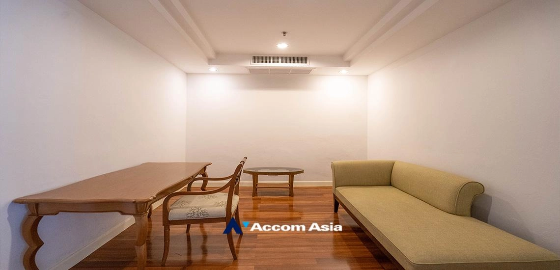 3 Bedrooms  Apartment For Rent in Sukhumvit, Bangkok  near BTS Thong Lo (AA25104)