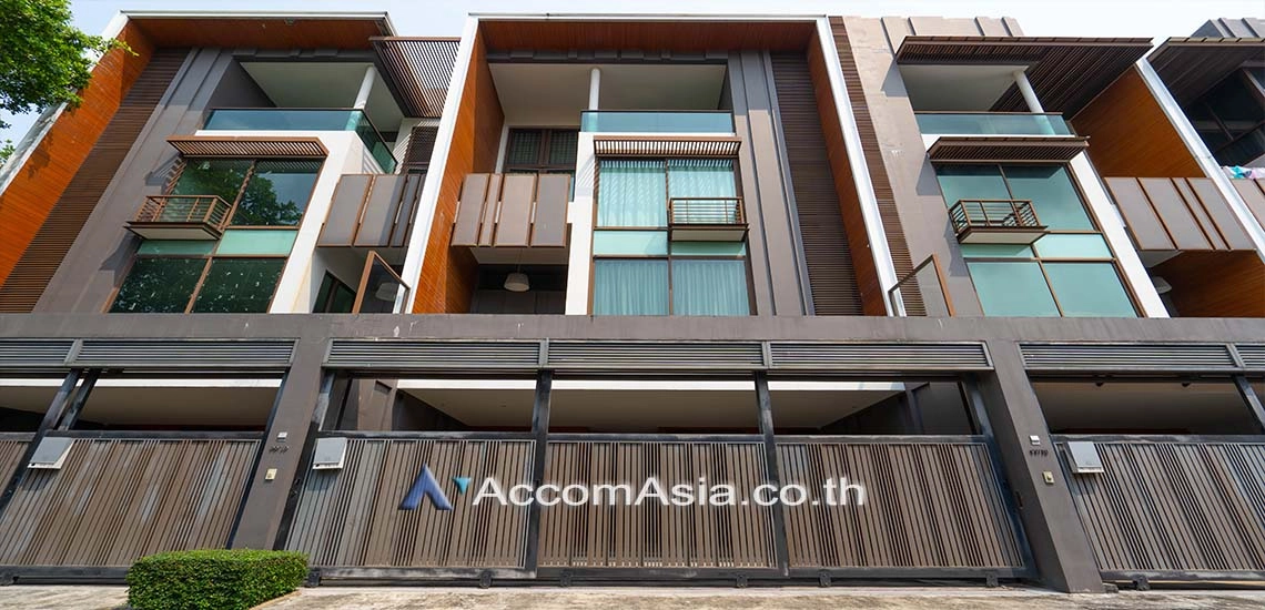 unit 4 Bedrooms  House For Sale in Sukhumvit, Bangkok  near BTS Phra khanong (AA25135)