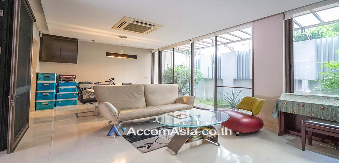 unit 4 Bedrooms  House For Sale in Sukhumvit, Bangkok  near BTS Phra khanong (AA25135)