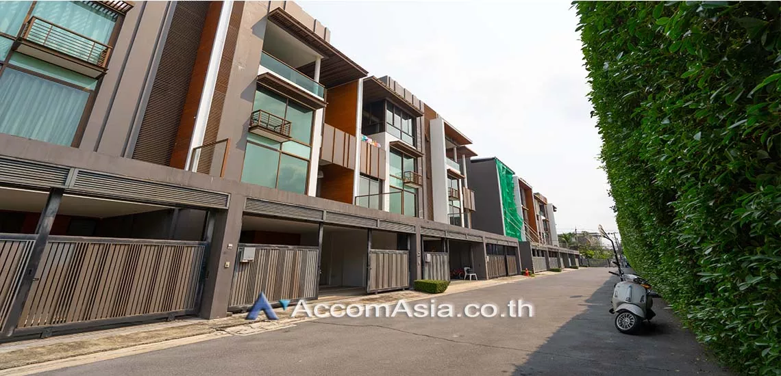  4 Bedrooms  House For Sale in Sukhumvit, Bangkok  near BTS Phra khanong (AA25135)