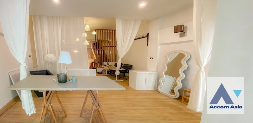  1  4 br Townhouse for rent and sale in Sukhumvit ,Bangkok BTS Ekkamai AA25149