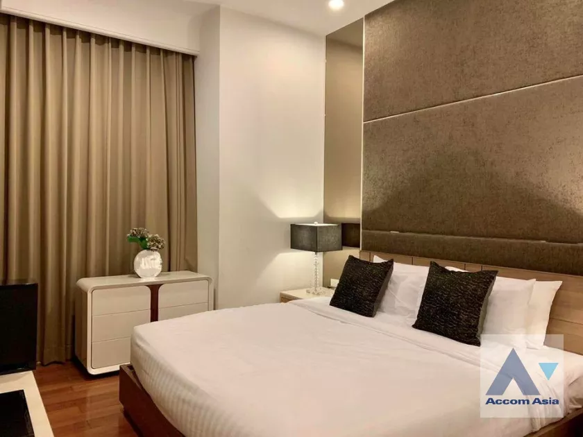  2 Bedrooms  Condominium For Rent in Ploenchit, Bangkok  near BTS Chitlom (AA25191)