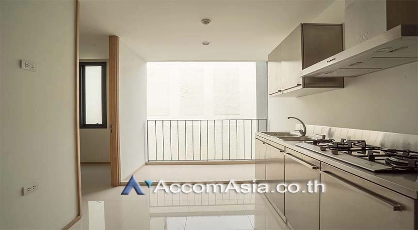  4 Bedrooms  Apartment For Rent in Sukhumvit, Bangkok  near BTS Phrom Phong (AA25214)
