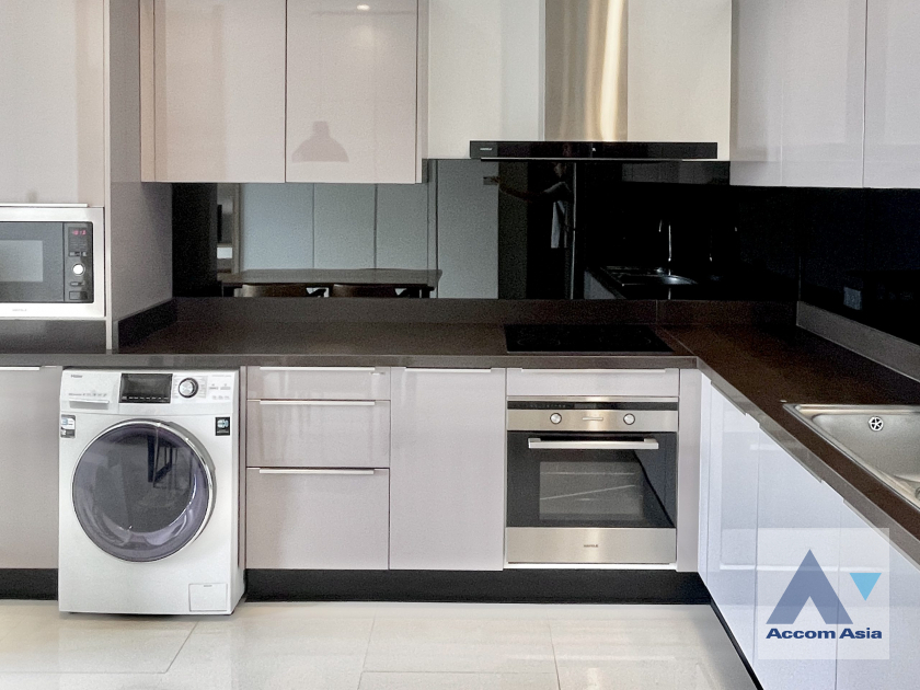 unit 2 Bedrooms  Apartment For Rent in Sukhumvit, Bangkok  near BTS Phrom Phong (AA25218)