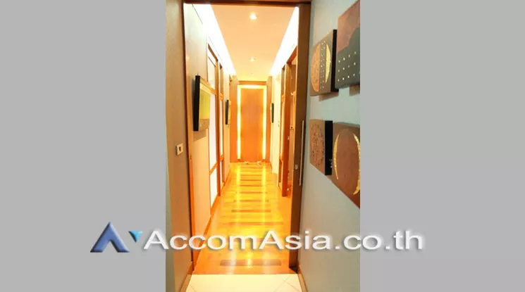 unit 2 Bedrooms  Condominium For Rent in Ploenchit, Bangkok  near BTS Ratchadamri (AA25236)