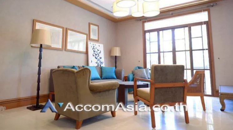 Peaceful compound House  5 Bedroom for Sale   in Pattanakarn Bangkok