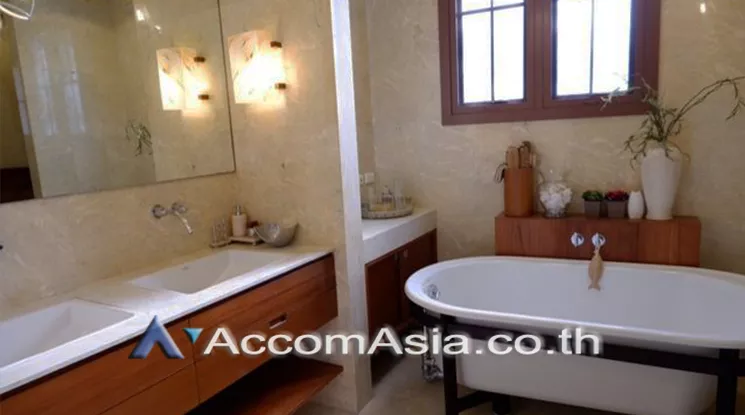 4  5 br House For Sale in Pattanakarn ,Bangkok  at Peaceful compound AA25237