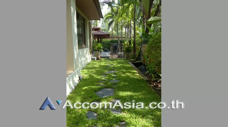 6  5 br House For Sale in Pattanakarn ,Bangkok  at Peaceful compound AA25237