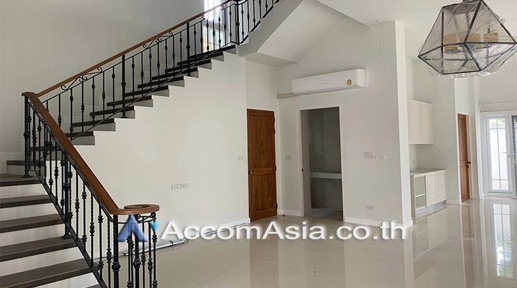  4 Bedrooms  House For Rent in Sukhumvit, Bangkok  near BTS Phrom Phong (AA25249)