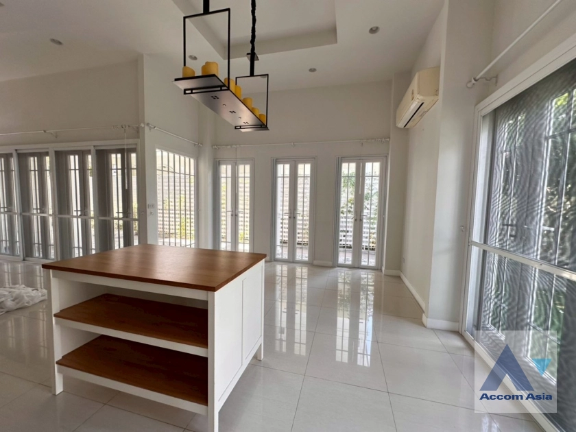  1  4 br House For Rent in Sukhumvit ,Bangkok BTS Phrom Phong AA25249