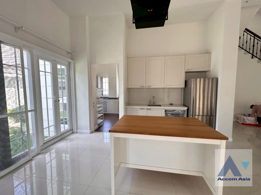 unitCommon Pool |  4 Bedrooms  House For Rent in Sukhumvit, Bangkok  near BTS Phrom Phong (AA25249)