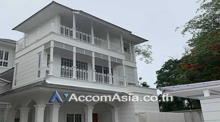  4 Bedrooms  House For Rent in Sukhumvit, Bangkok  near BTS Phrom Phong (AA25250)