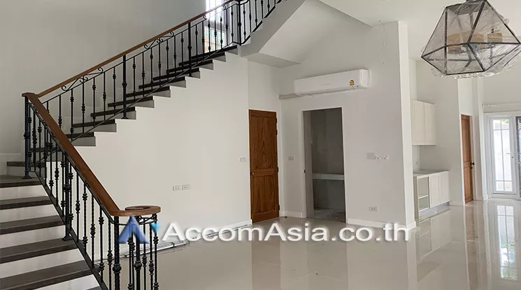  4 Bedrooms  House For Rent in Sukhumvit, Bangkok  near BTS Phrom Phong (AA25250)