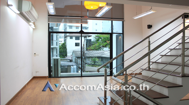 Home Office, Pet friendly |  4 Bedrooms  Townhouse For Rent & Sale in Sukhumvit, Bangkok  near BTS Thong Lo (AA25261)