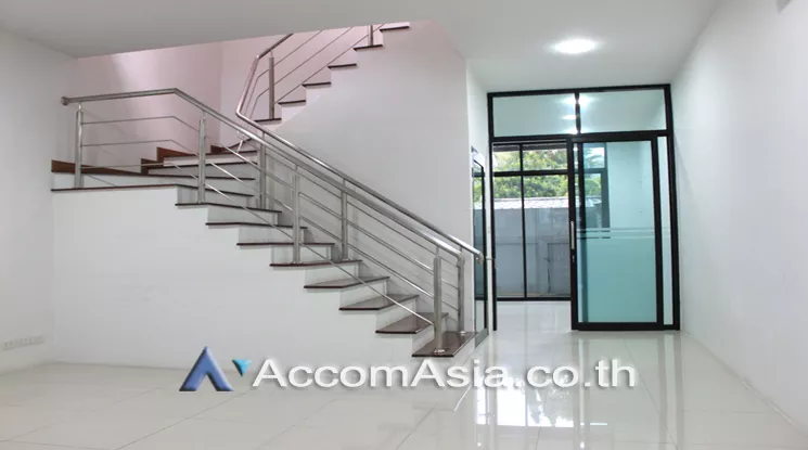 Home Office, Pet friendly |  4 Bedrooms  Townhouse For Rent & Sale in Sukhumvit, Bangkok  near BTS Thong Lo (AA25261)