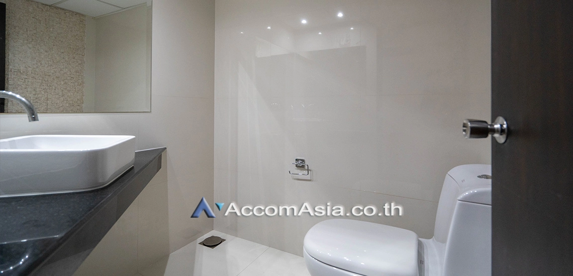 11  3 br Apartment For Rent in Sukhumvit ,Bangkok BTS Asok - MRT Sukhumvit at Family Apartment with Lake View AA25268